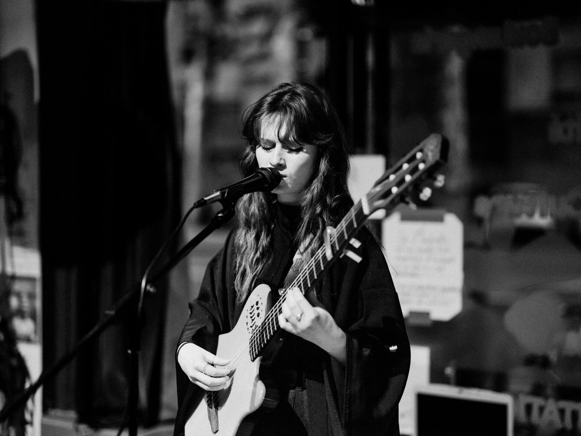 Concert d'Agnès à La Moulinette (Lille). Performance folk et indie capturée dans l'intimité de cette salle emblématique du Nord de la France. - Image 4